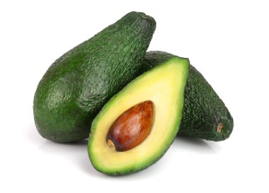 Bütün ve beyaz arka plan yakın çekim izole yarım avokado. Üstten Görünüm