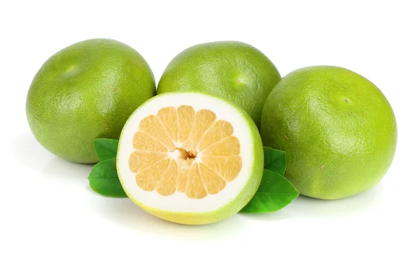 Citrus Querida ou Pomelit, oroblanco com metade e folha isolada sobre fundo branco close-up — Fotografia de Stock