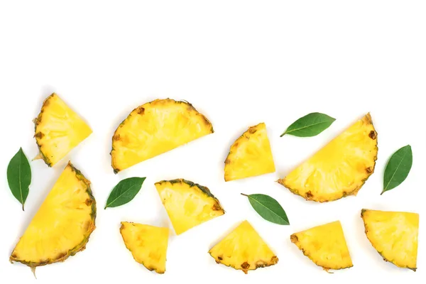 Ananas affettato con foglie verdi isolate su sfondo bianco con spazio per copiare il testo. Vista dall'alto — Foto Stock