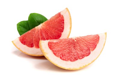 Greyfurt dilimleri ile yaprakları üzerinde izole beyaz arka plan