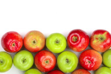 izole kopya alanı metni, üstten görünüm beyaz zemin üzerine kırmızı ve yeşil elma. Düz yatıyordu desen