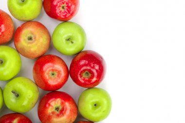 izole kopya alanı metni, üstten görünüm beyaz zemin üzerine kırmızı ve yeşil elma. Düz yatıyordu desen