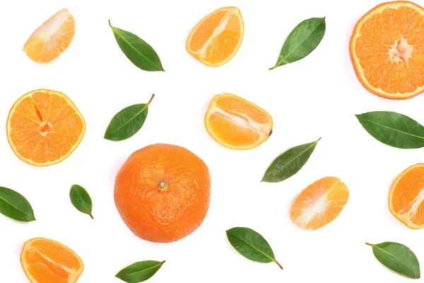 Naranja o mandarina con hojas de menta aisladas sobre fondo blanco. Asiento plano, vista superior. Composición de la fruta —  Fotos de Stock
