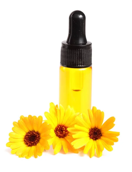 Aceite esencial de aromaterapia con flores de caléndula fondo blanco aislado — Foto de Stock
