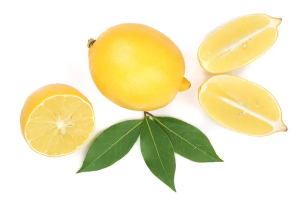Limone e fette con foglia isolata su fondo bianco. Posa piatta, vista dall'alto — Foto Stock