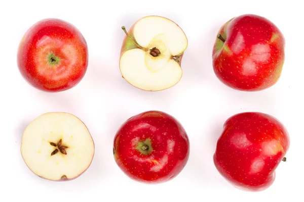 Czerwone jabłka z plastrami na białym tle na białe tło widok z góry. Zestaw lub kolekcji. Wzór prosty lay — Zdjęcie stockowe