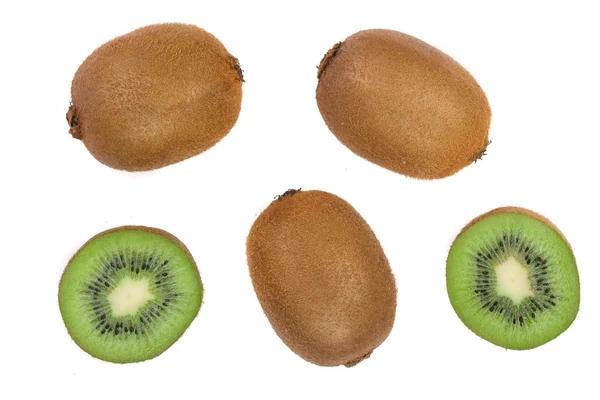 Kiwi fruit met segmenten geïsoleerd op een witte achtergrond, close-up. Bovenaanzicht. Plat lag patroon — Stockfoto