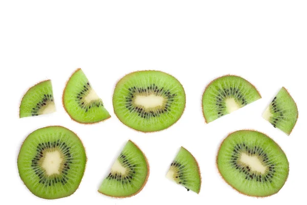 Kiwi tagliato a fette isolato su sfondo bianco con spazio di copia per il testo. Piatto schema di posa. Vista dall'alto — Foto Stock