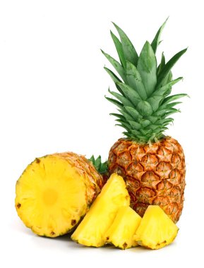 Beyaz arkaplanda dilimleri olan ananas