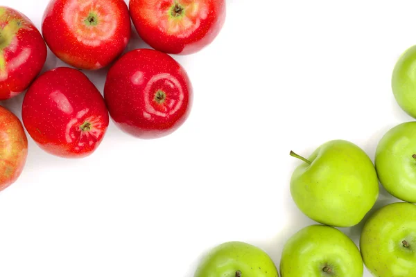 Rote und grüne Äpfel isoliert auf weißem Hintergrund mit Kopierraum für Ihren Text, Draufsicht. flache Verlegemuster — Stockfoto