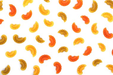 çok renkli makarna beyaz arka plan üzerinde üstten görünüm izole. Düz yatıyordu