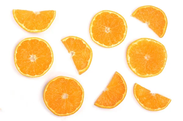 Rodajas de naranja o mandarina aisladas sobre fondo blanco con espacio para copiar el texto. Piso tendido, vista superior — Foto de Stock