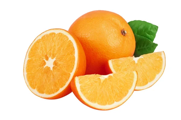 Oranžová s řezy a list izolovaných na bílém pozadí — Stock fotografie