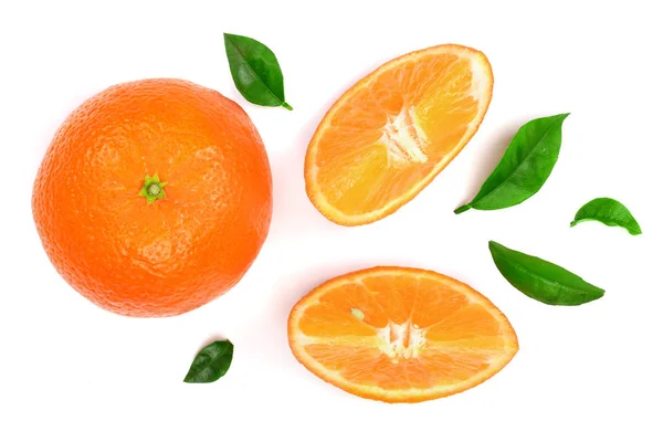 Orange oder Mandarine mit Blättern auf weißem Hintergrund. flache Lage, Draufsicht. Zusammensetzung der Früchte — Stockfoto