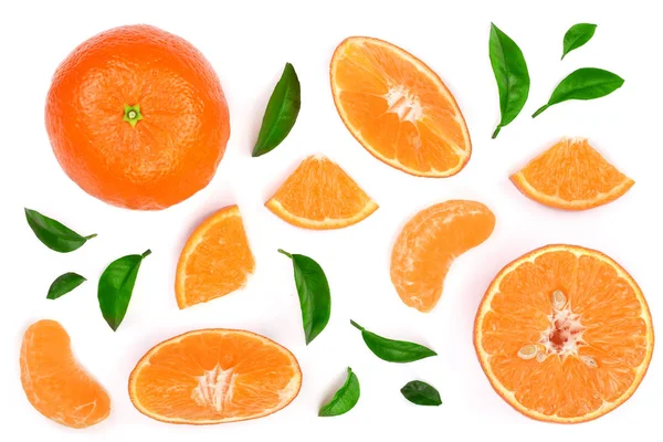 오렌지 또는 귤과 나뭇잎에 고립 된 흰색 배경. 평면 위치, 최고 볼 수 있습니다. 과일 구성 — 스톡 사진