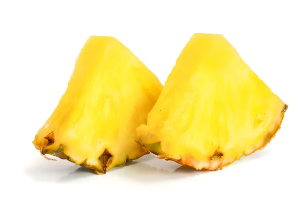 Fatias de abacaxi isoladas no fundo branco close-up — Fotografia de Stock
