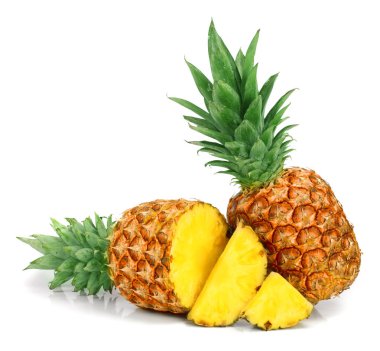 Beyaz arkaplanda dilimleri olan ananas