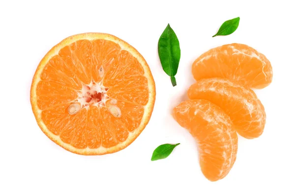 Rodajas de naranja o mandarina con hojas aisladas sobre fondo blanco. Asiento plano, vista superior. Composición de la fruta — Foto de Stock