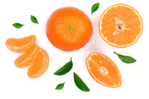 Orange oder Mandarine mit Blättern auf weißem Hintergrund. flache Lage, Draufsicht. Zusammensetzung der Früchte — Stockfoto