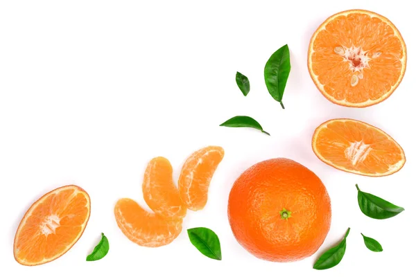 Orange oder Mandarine mit Blättern isoliert auf weißem Hintergrund mit Kopierraum für Ihren Text. flache Lage, Draufsicht — Stockfoto