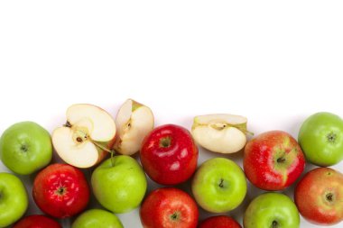 izole kopya alanı metni, üstten görünüm beyaz zemin üzerine kırmızı ve yeşil elma. Düz yatıyordu desen