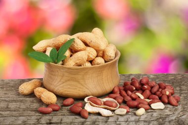 yaprak kase eski bir bulanık Bahçe arka plan ile ahşap tabloda fıstık