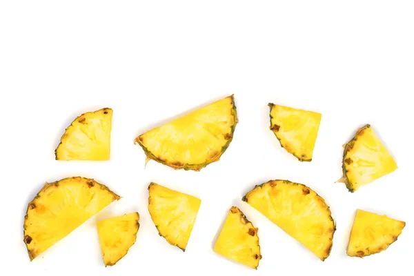 Szeletelt ananász elszigetelt fehér háttér, a szöveg másol hely. Szemközti nézet — Stock Fotó
