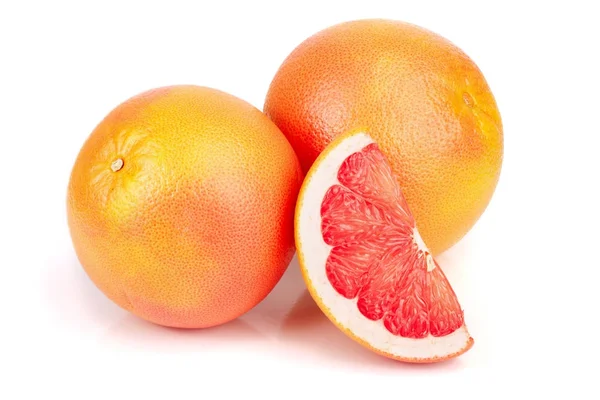 Grapefruit und Scheiben isoliert auf weißem Hintergrund — Stockfoto