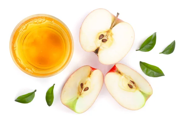 Apfel mit Saft und Blättern isoliert auf weißem Hintergrund Draufsicht. flache Verlegemuster — Stockfoto