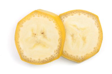 Beyaz bir arka plan üzerinde izole muz dilimleri. Düz yatıyordu, en iyi görünümü