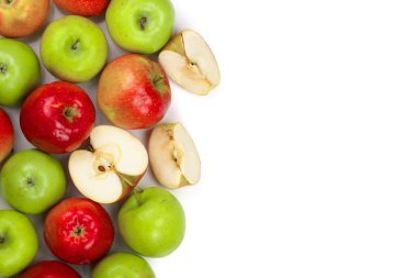 izole kopya alanı metni, üstten görünüm beyaz zemin üzerine kırmızı ve yeşil elma. Düz yatıyordu desen