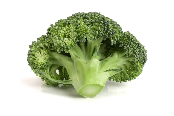 Broccoli proaspăt izolat pe fundal alb close-up — Fotografie, imagine de stoc