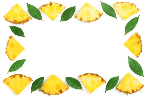 Ananas affettato con foglie isolate su sfondo bianco con spazio per copiare il testo. Vista dall'alto — Foto Stock