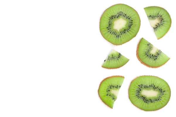 Gesneden kiwi fruit geïsoleerd op een witte achtergrond met kopie ruimte voor uw tekst. Plat lag patroon. Bovenaanzicht — Stockfoto