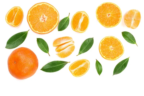 Orange oder Mandarine mit Blättern isoliert auf weißem Hintergrund mit Kopierraum für Ihren Text. flache Lage, Draufsicht — Stockfoto