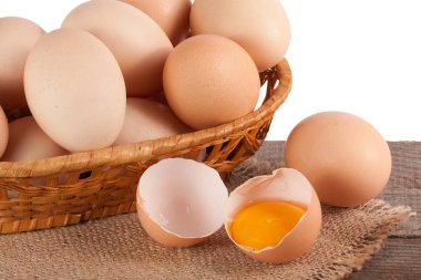 yumurta bir hasır sepet beyaz zemin üzerinde bir ahşap tablo