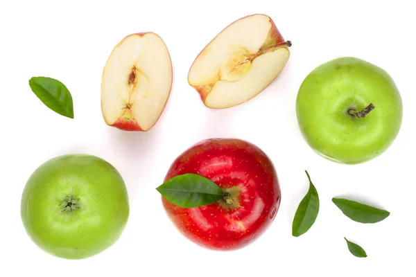 Czerwone i zielone jabłka z plasterków i liści na białym tle na białe tło widok z góry. Zestaw lub kolekcji. Wzór prosty lay — Zdjęcie stockowe