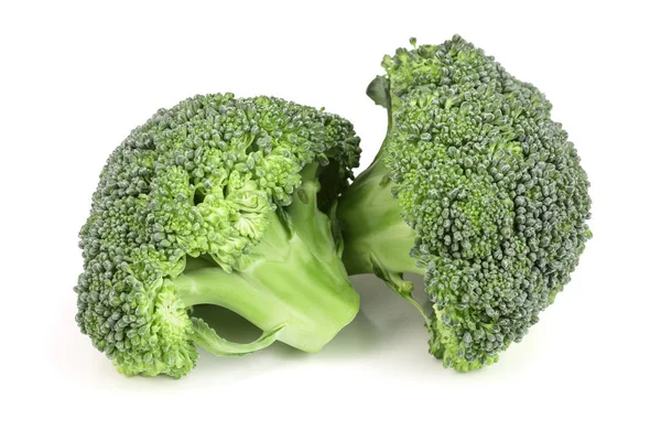 Verse broccoli geïsoleerd op een witte achtergrond close-up — Stockfoto