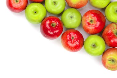 izole kopya alanı metni, üstten görünüm beyaz zemin üzerine kırmızı ve yeşil elma. Düz yatıyordu desen