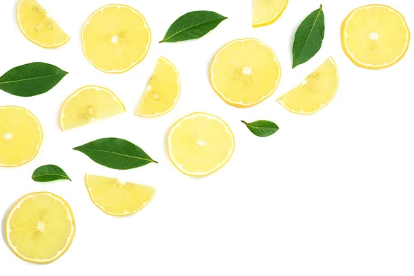 Trancher le citron avec des feuilles isolées sur fond blanc avec un espace de copie pour votre texte. Couché plat, vue du dessus — Photo