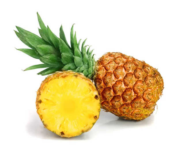 Ananas s plátky izolované na bílém pozadí — Stock fotografie