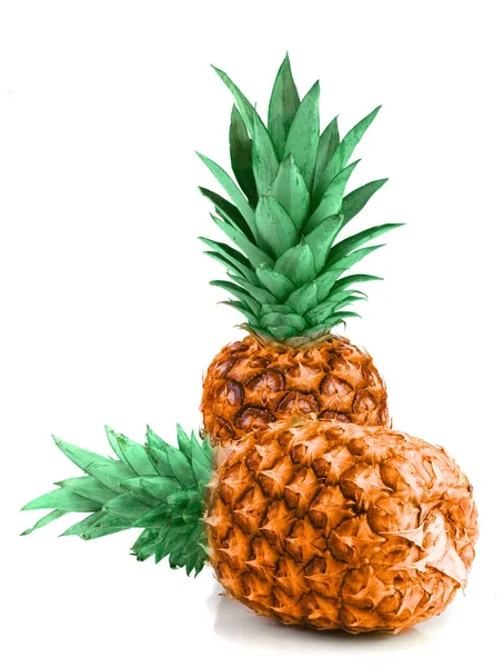 Zwei reife Ananas isoliert auf weißem Hintergrund — Stockfoto