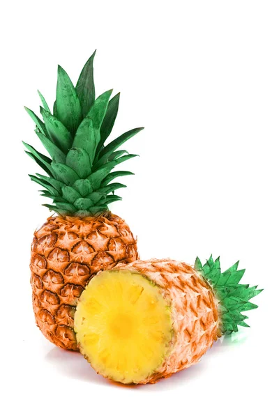 Reife Ananas ganz und halb isoliert auf weißem Hintergrund — Stockfoto