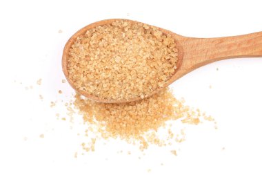 tahta kaşık beyaz arka plan üzerinde izole kahverengi şeker. Üstten Görünüm. Düz yatıyordu