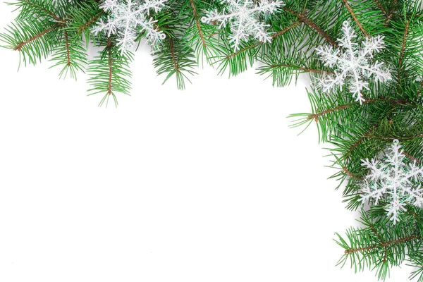 テキストのコピースペースで白に隔離された雪の結晶で飾られたクリスマスの背景。トップ表示. — ストック写真