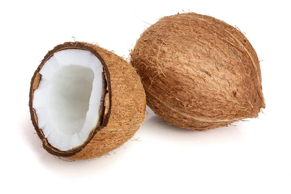 Целый кокос и наполовину изолированы на белом фоне — стоковое фото