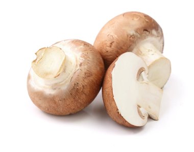 Kraliyet kahverengi champignon yarısı beyaz arka plan üzerinde izole