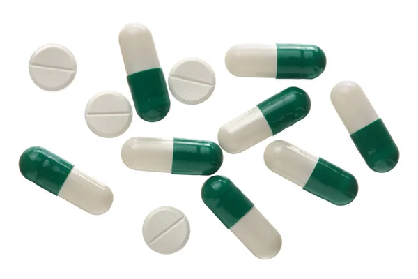 Capsula pillola bianca e verde isolata su sfondo bianco. Vista dall'alto. Posa piatta — Foto Stock