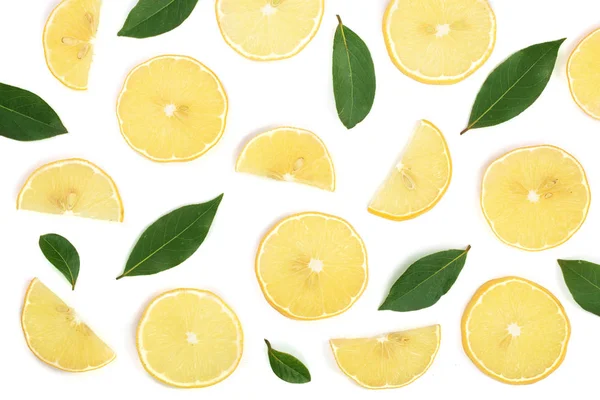 Tranches de citron avec des feuilles isolées sur fond blanc. Couché plat, vue du dessus — Photo