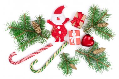 Çam dalları ve beyaz arka plan üzerinde izole Noel Baba Noel arka plan. Üstten Görünüm. Düz yatıyordu